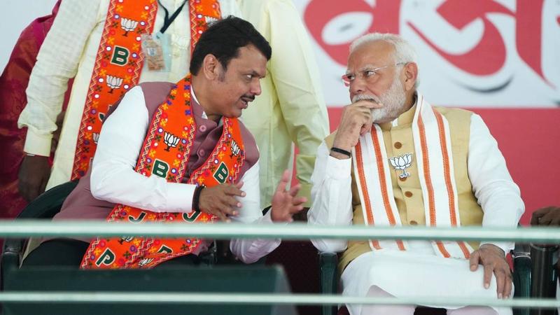 pm narendra modi and devendra fadnavis in dhule rally