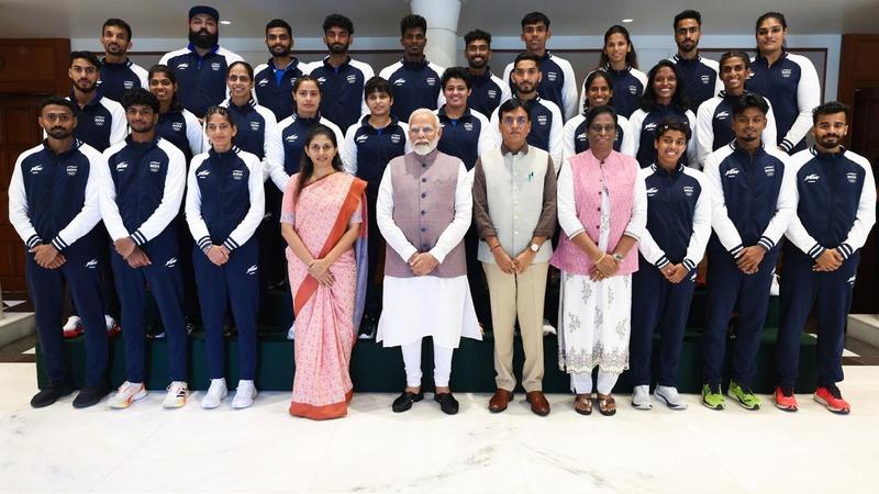 PM Modi Meets Paris Olympic Indian Players