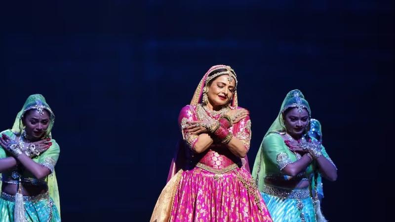 Rekha performs At IIFA