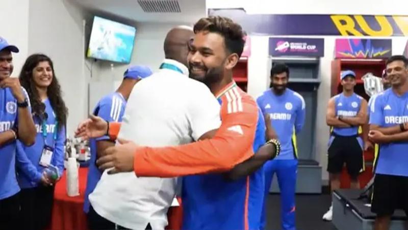 Rishabh Pant hugs Viv Richards during the best fielder award ceremony.