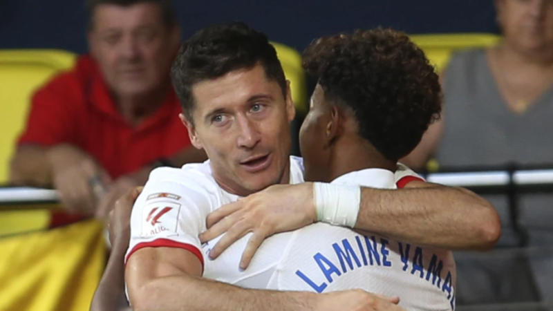 Robert Lewandowski on  Lamine Yamal