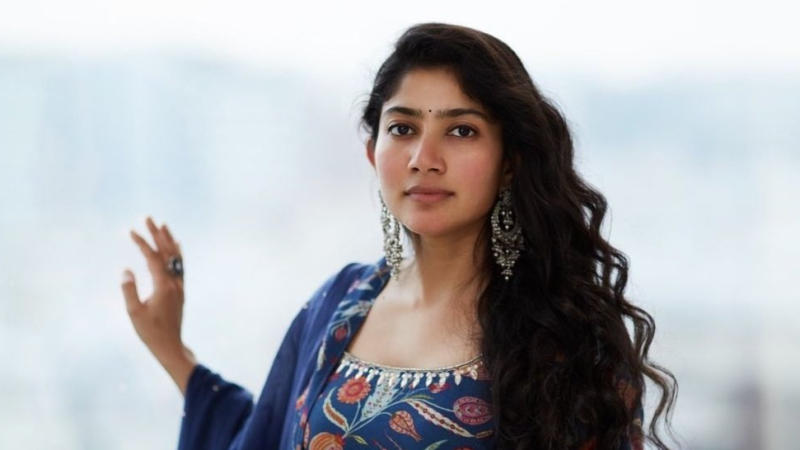 Sai Pallavi applied mehndi to sister Pooja Kannan at her wedding