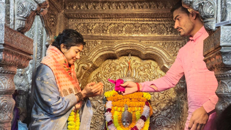 Sai Pallavi seeks blessings from Varanasi temple