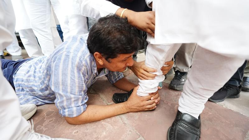 Saurabh Bhardwaj held feet of BJP MLA