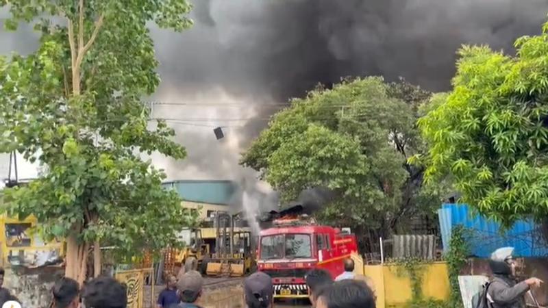 Massive Fire Breaks Out at Scrap Godown in Navi Mumbai | VIDEO