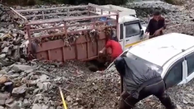 Heavy Rain in Shimla Triggers Landslide, Vehicles Buried Under Debris | VIDEO