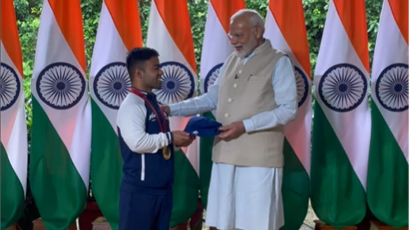 India's Paralympics Javelin Star Navdeep Singh Meets PM Modi, The Two Share A Warm Moment