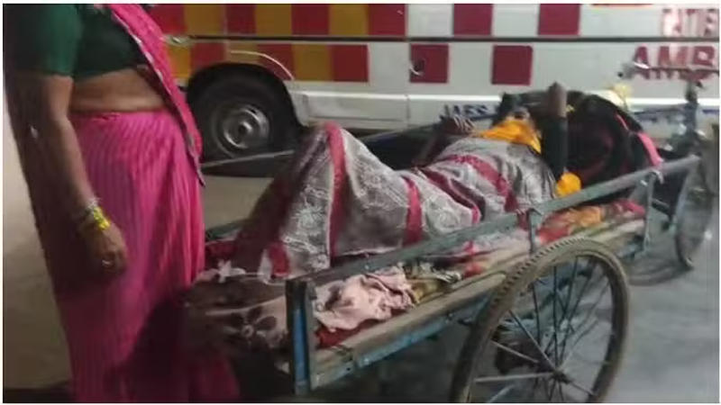 MP Woman gives birth on handcart after ambulance arrives late, newborn dies