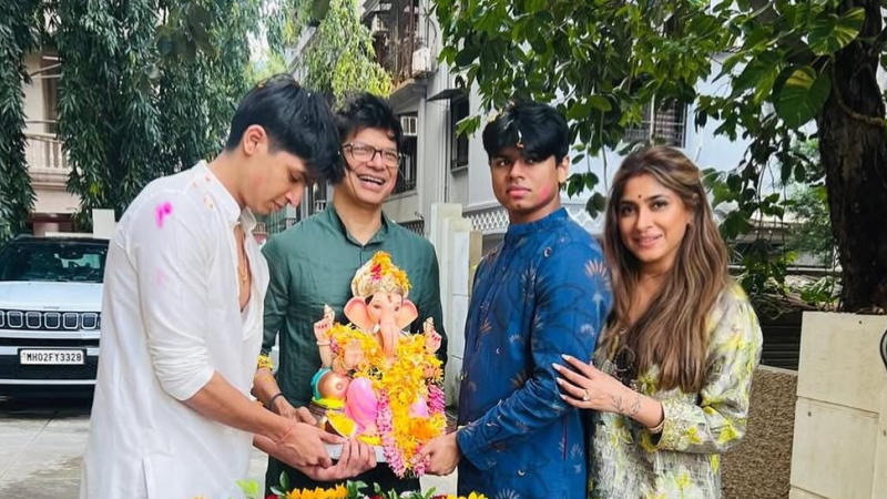 Singer Shaan with his wife and kids