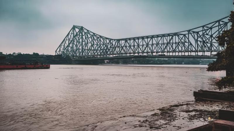  Spanning the Hooghly River, Howrah Bridge is an engineering marvel and an integral part of Kolkata’s skyline. Its steel structure and dynamic traffic scenes make it a fantastic subject for capturing the city's energy and historic essence