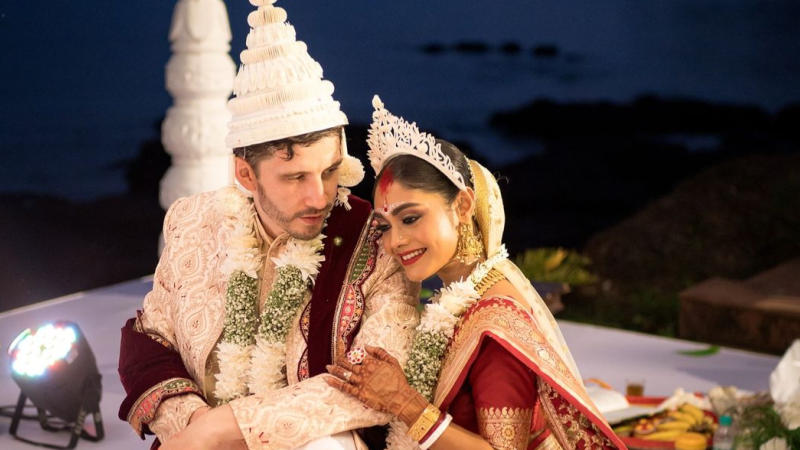 Sreejita De-Michael Blohm Tie Knot In Bengali Traditions