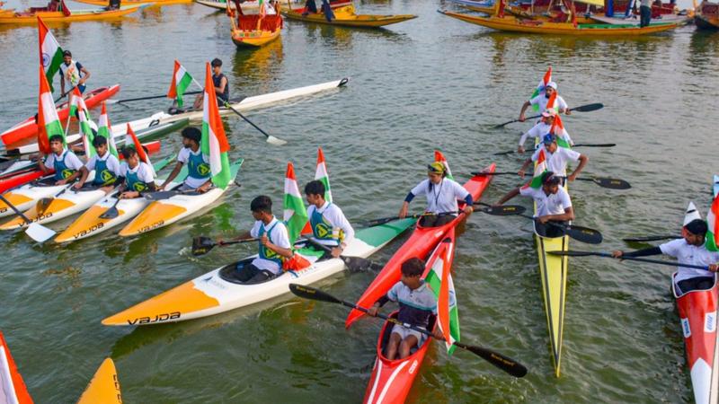 Srinagar: 'Shikarawalas' take part in a 'Tiranga rally' ahead of Independence Day, at Dal Lake in Srinagar, Monday, Aug. 12, 2024