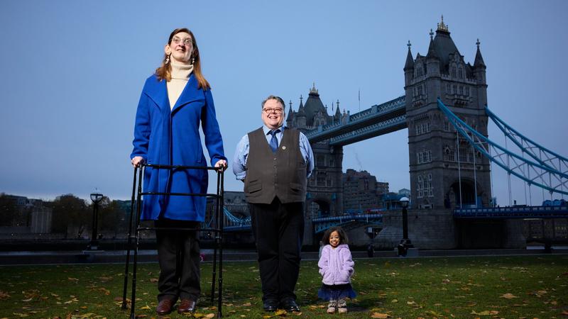 the worlds tallest rumeysa gelgi and shortest woman jyoti amge met in london 