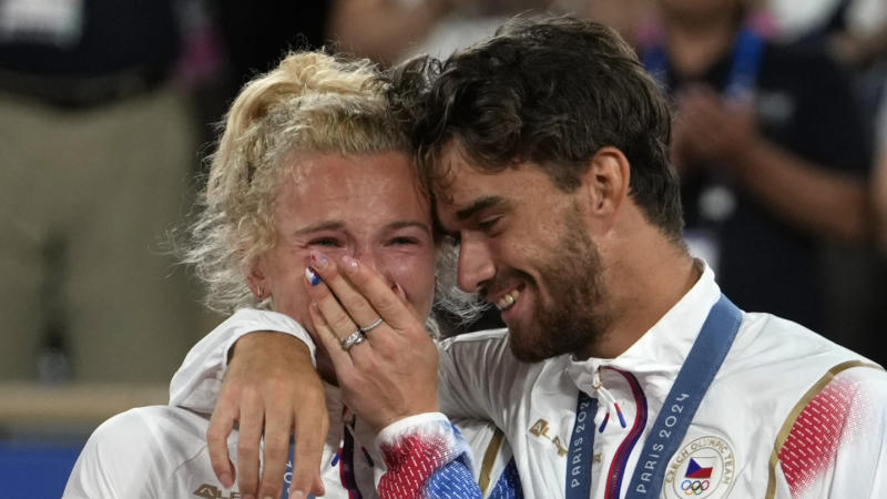 Katerina Siniakova and Tomas Machac, who recently broke up, win mixed doubles gold for the Czechs