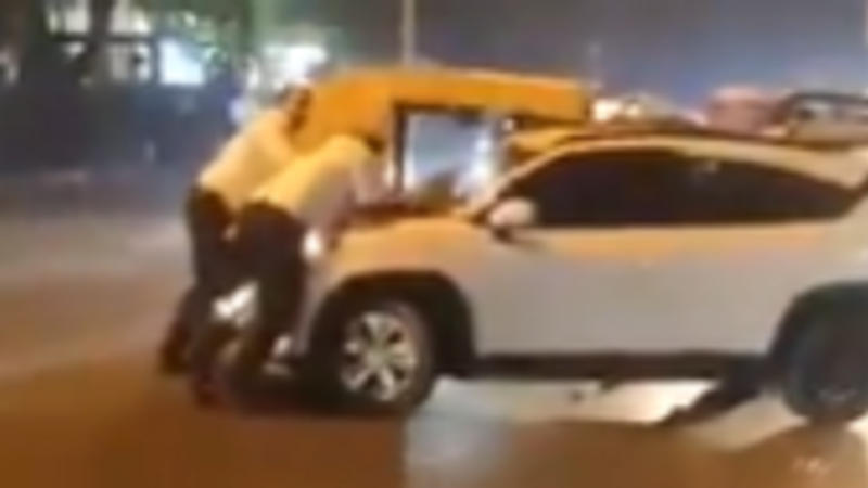 Traffic cops dragged in Delhi's Ber Sarai, Driver escapes 