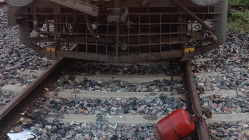 train derail  conspitacy once again in kanpur gas cylinder found in railway track 