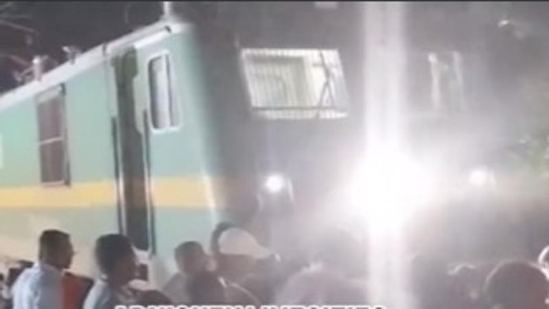 Train derails in Muzaffarpur