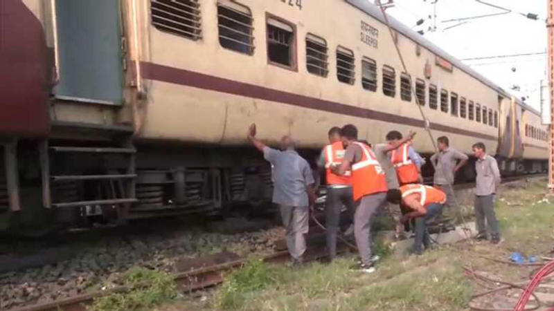  two coaches of LTT-Srinagar Express derailed