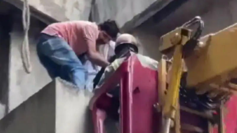 Noida Girl Trapped on Flyover Pillar After Accident, Rescued Safely