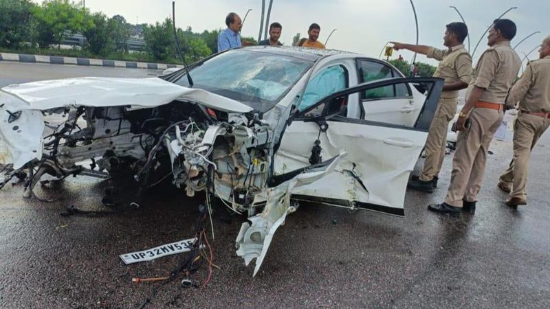 UP Minister's son and daughter-in-law met with an accident on Lucknow-Agra expressway