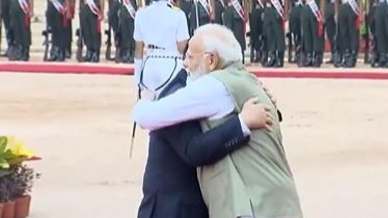 Video: PM Modi Shares Warm Hug With Vietnamese PM at Rashtrapati Bhawan