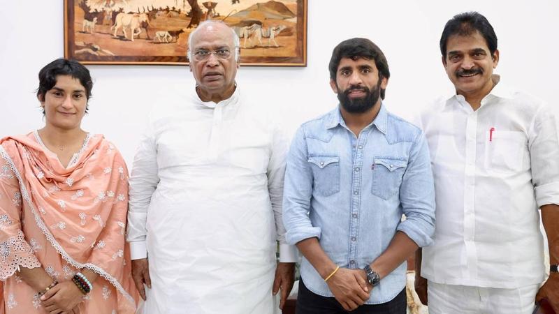 Vinesh Phogat and Bajrang Punia met Mallikarjun Kharge