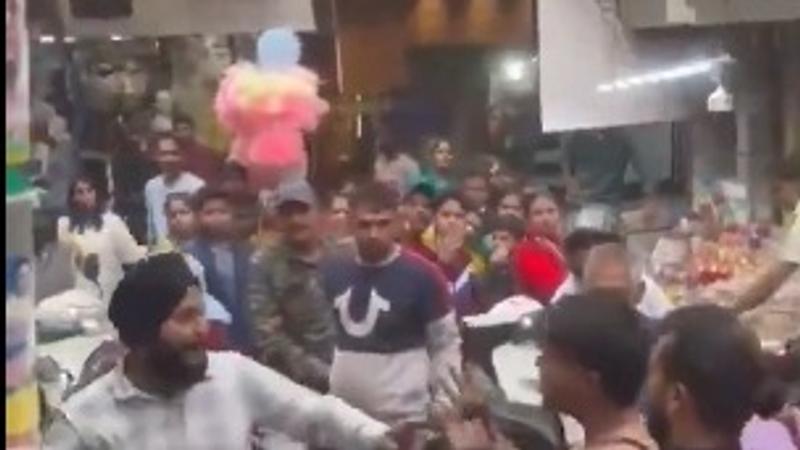 Viral Video: Bra-Donned Man Thrashed by Shopkeepers for Making Obscene Reels in Panipat Market