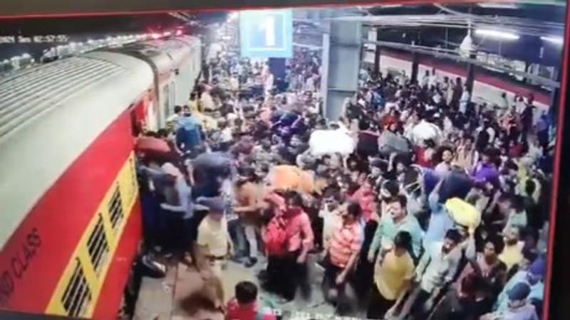 Viral Video Shows Chaos Minutes Before Stampede at Bandra Station 