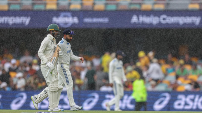 Virat Kohli and Nathan Lyon