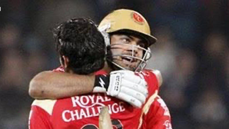 Virat Kohli hugs Manish Pandey