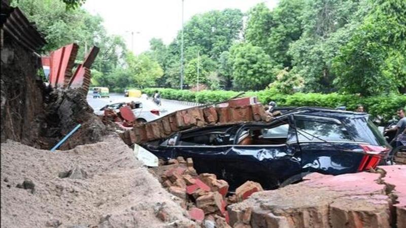 Wall collapsed in Delhi