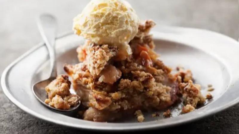 Warm apple cake