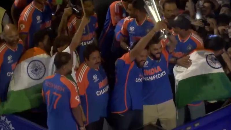 Virat Rohit lifted the trophy VIDEO