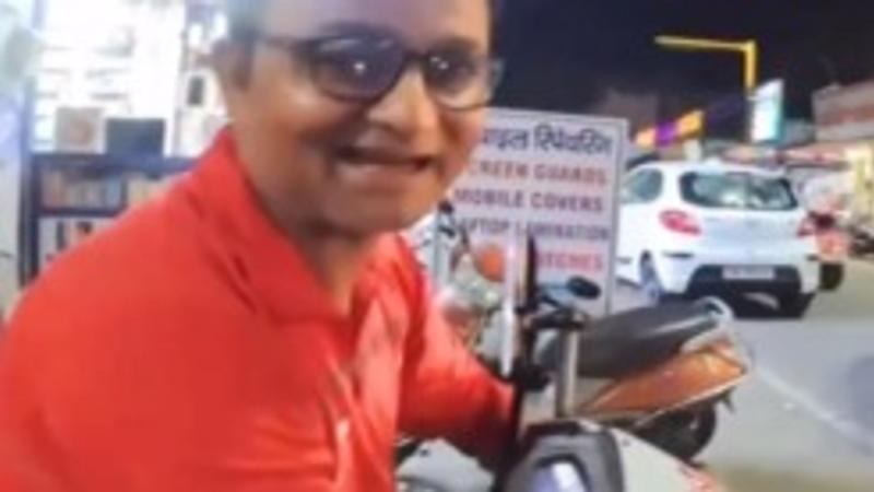 Zomato agent with no hands deliever orders, video goes viral