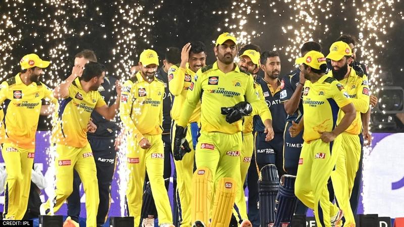 MS Dhoni Along With his CSK Team