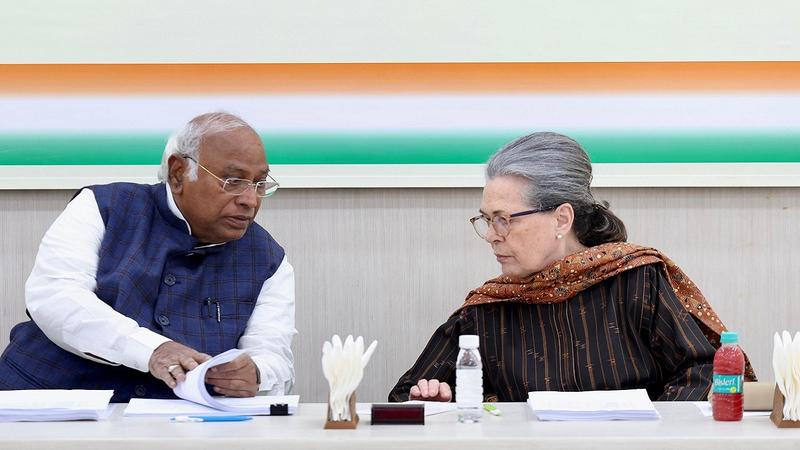 CEC-Meeting-Sonia-Gandhi-Mallikarjun-Kharge