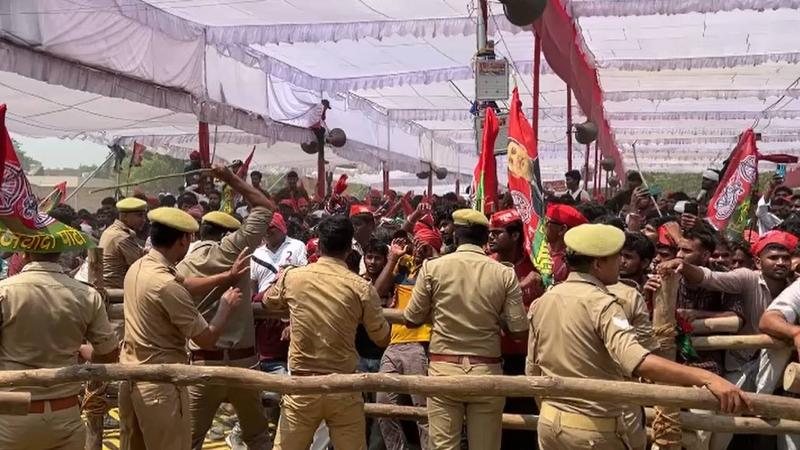 ruckus in akhilesh yadav azamgarh rally