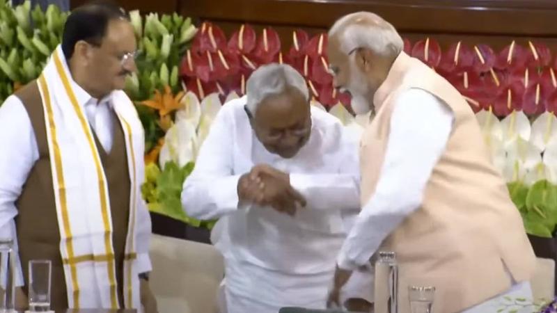 Nitish Kumar touched the feet of Modi