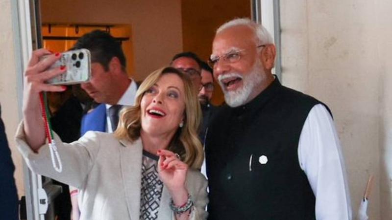 pm narendra modi and italy pm giorgia meloni selfie