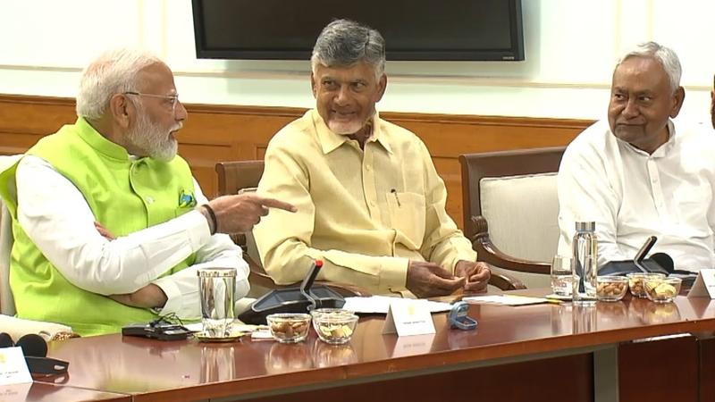 Chandrababu Nitish next to PM Modi