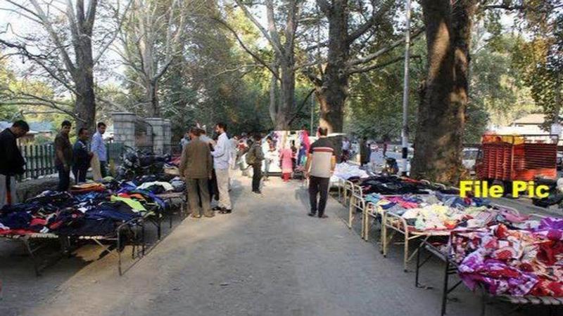 Srinagar flea market abuzz with shoppers