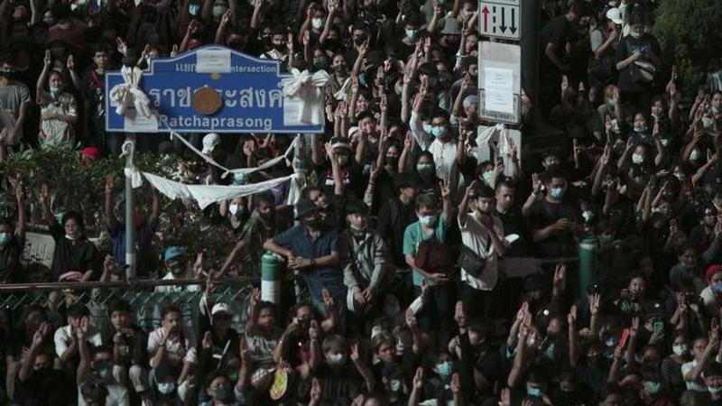 Thai police use water cannon on protesters