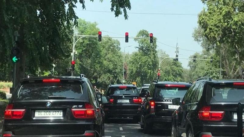 This photo of PM Modi's convoy melding into Delhi traffic and facing the jams shows that 'Lal Batti' has taken on a whole new meaning