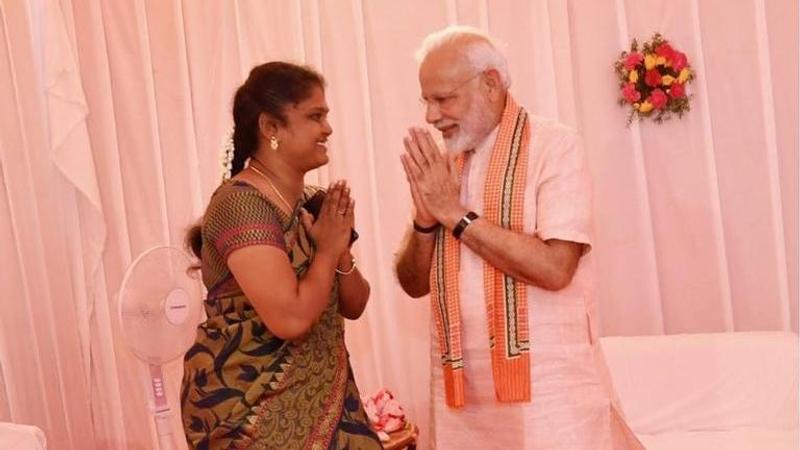 PM Modi meets Mudra Entrepreneur Arulmozhi Saravanan, whose thermoflasks PMO ordered via GeM