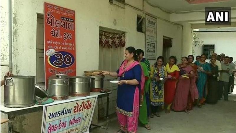 No one sleeps with an empty stomach: "Roti Bank" in Gujarat serves home-cooked food to the needy with the help of auto-rickshaw drivers