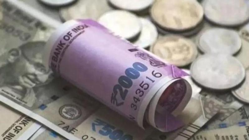 Rupee slips 19 paise to 69.45 vs USD in early trade ahead of RBI policy outcome.