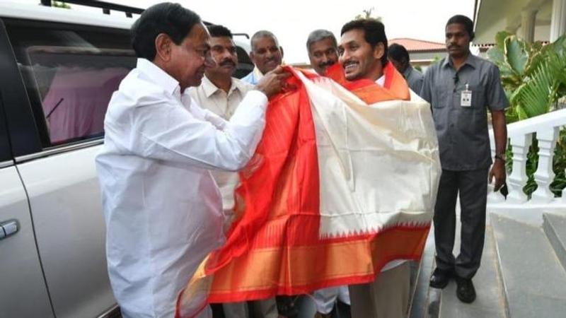 Telangana CM KCR meets Andhra counterpart Jagan Reddy, invites him for inauguration of Kaleswaram irrigation project