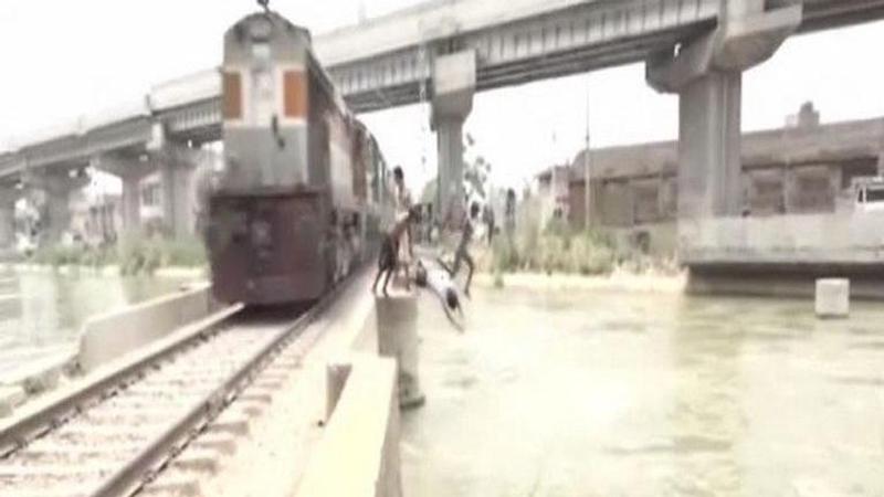 Boys perform dangerous stunts, jump into canal from railway tracks in Ludhiana