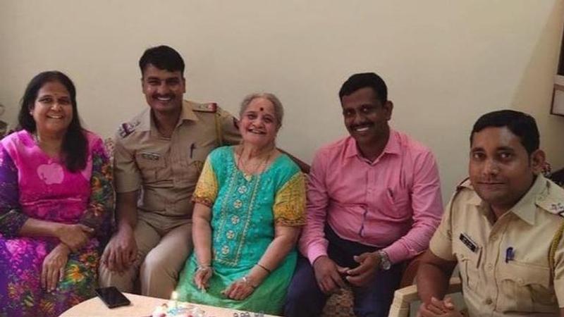 Mumbai Police's heartwarming gesture for a 77 year old woman is winning the internet