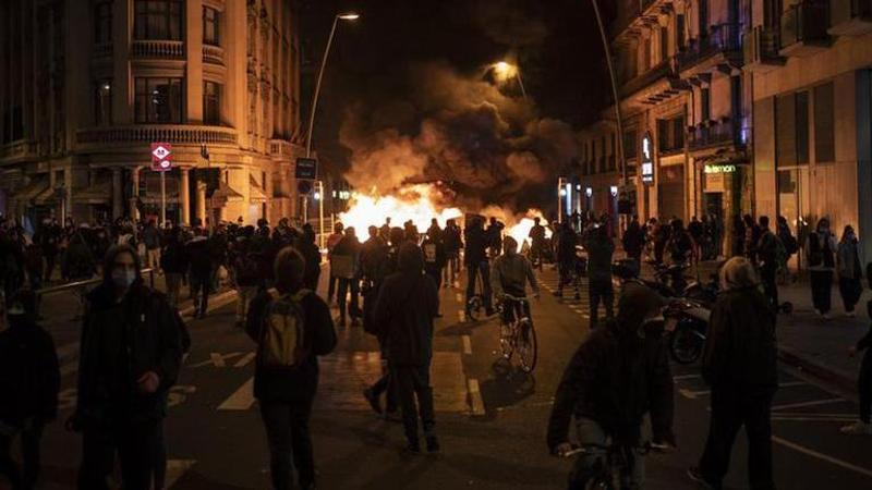 Spain: Dozens arrested in fresh riots over rapper's jailing